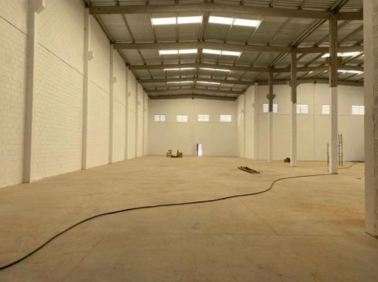 Imagem Galpão Industrial à Venda em Sorocaba-SP, Zona Industrial: 10 Salas, 10 Banheiros, 10 Vagas de Garagem, 4.470m²!