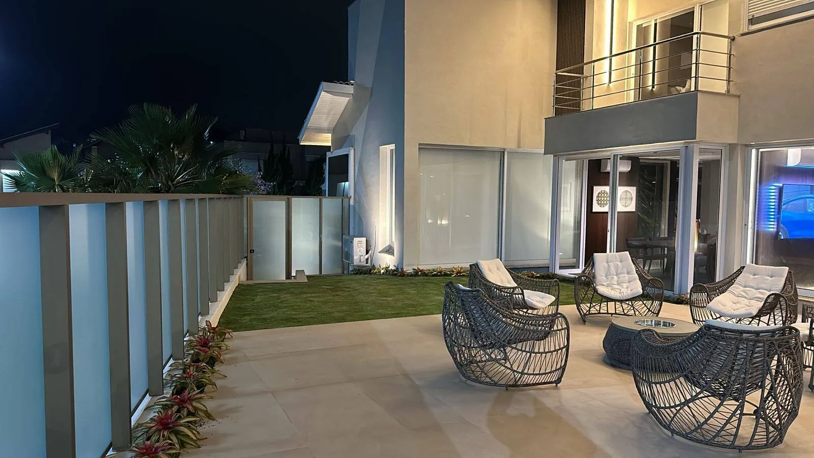 Imagem Luxuosa Casa de Condomínio em Alphaville - 4 Suítes, Lazer Completo e Acabamento Sofisticado