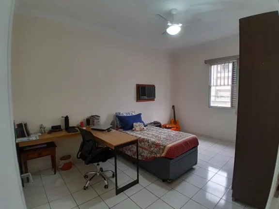 Imagem Sobreposta Alta, com Garagem Fechada, Ponta da Praia