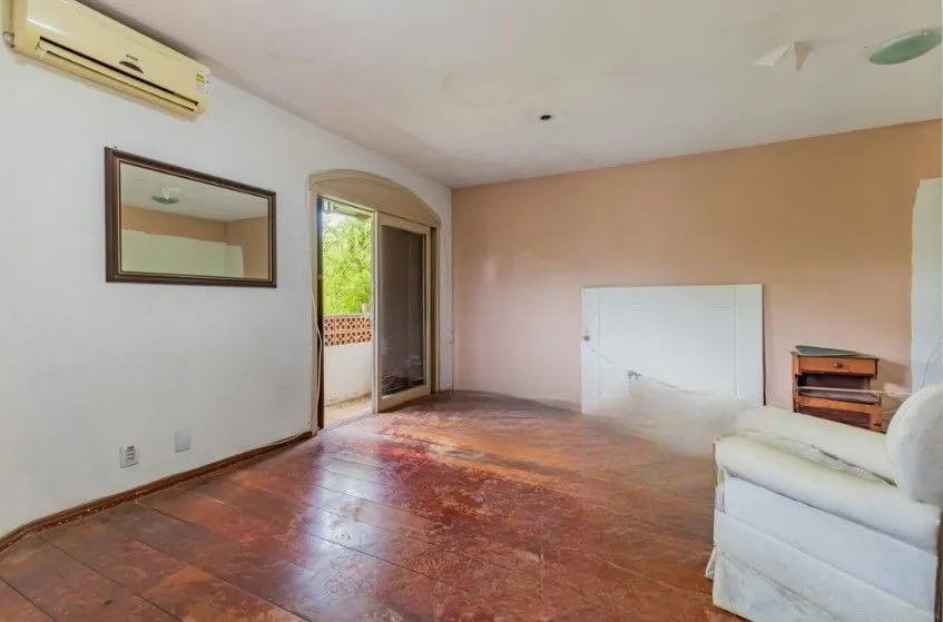 Imagem Casa com pátio e churrasqueira em frente à praça - Jardim Sabará