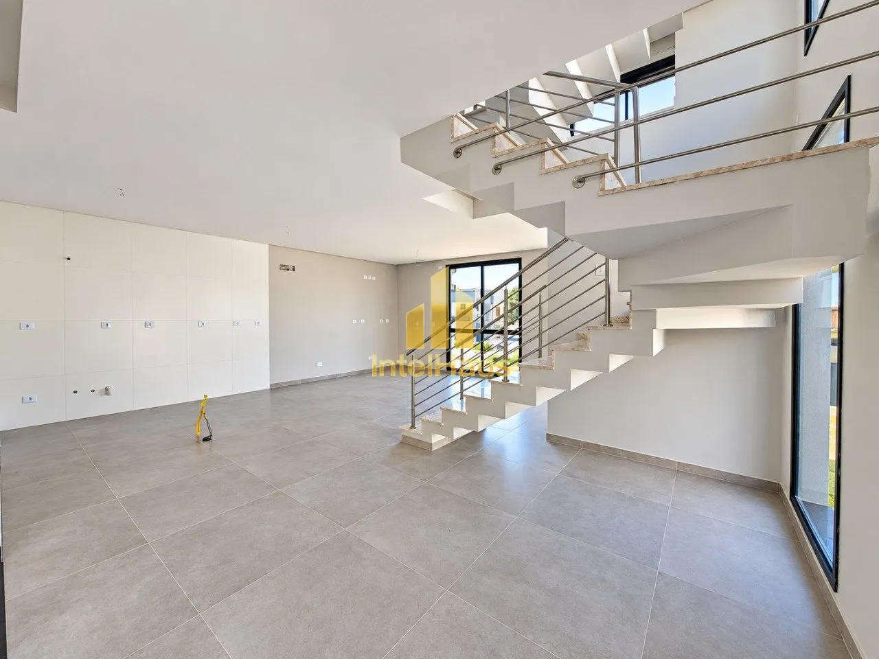 Imagem Apresentamos este sobrado recém-construído no Residencial Alto Boulevard, com arquitetura contempo...
