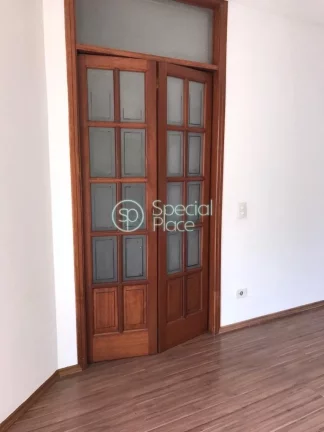 Imagem 56 metros 2 quartos Um deles possui armário embutido 2 banheiros Sacada Área de serviço Carpete d...