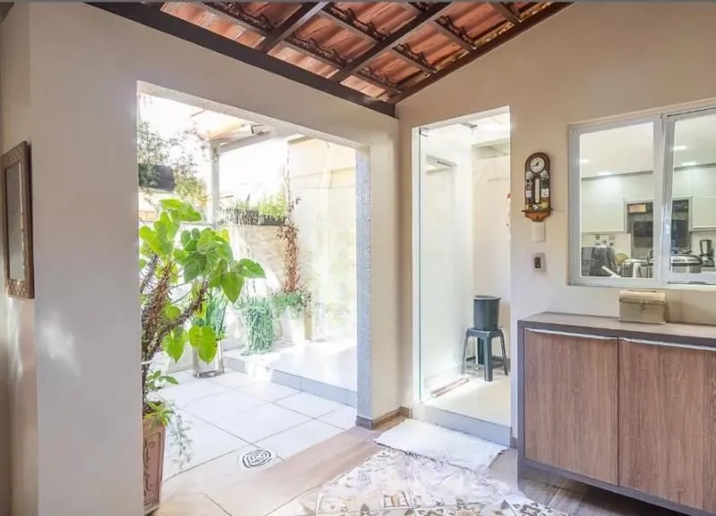 Imagem Linda casa com 3 dormitórios, sendo 1 Suíte, Sala Ampla no Condomínio de Ótima Localização