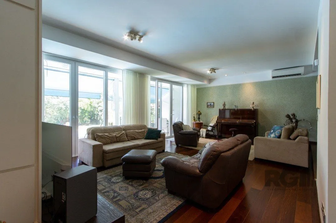 Imagem Sobrado com vista para Rio, 3 quartos, 2 suites, pátio, piscina, vaga para 4 carros - Bairro Vila Assunção