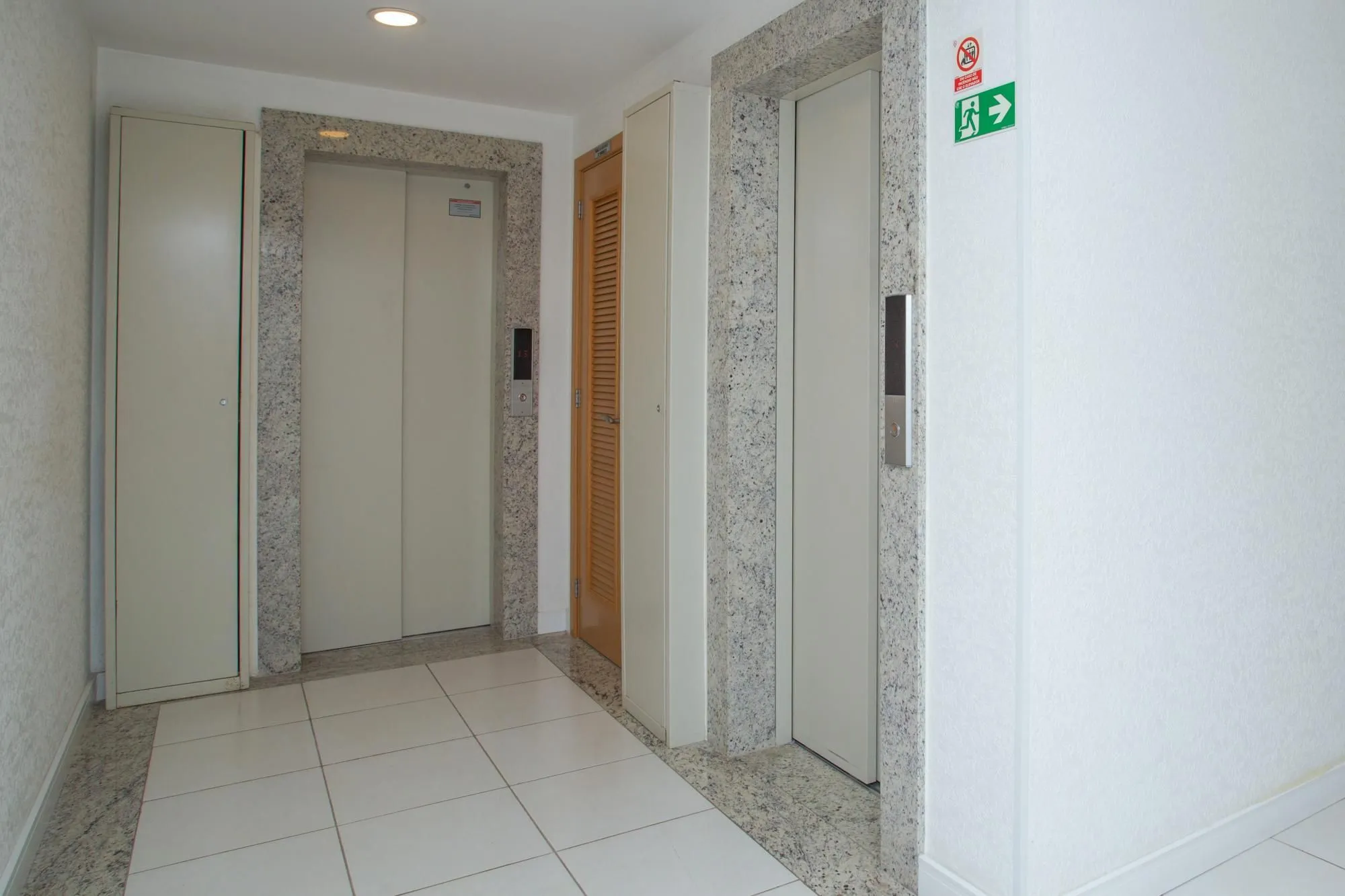 Imagem Apartamento de 02 dormitorios, suite, vaga garagem com vista livre no bairro Menino Deus-Porto Alegre.