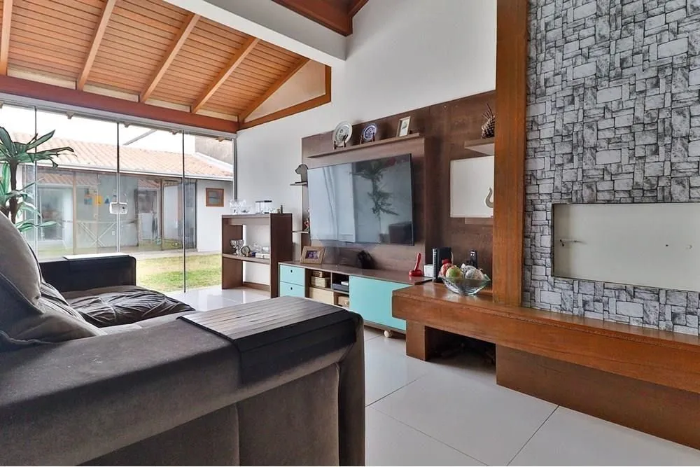 Imagem Casa térrea com 2 dormitórios, lavabo, espaço gourmet e 2 vagas.