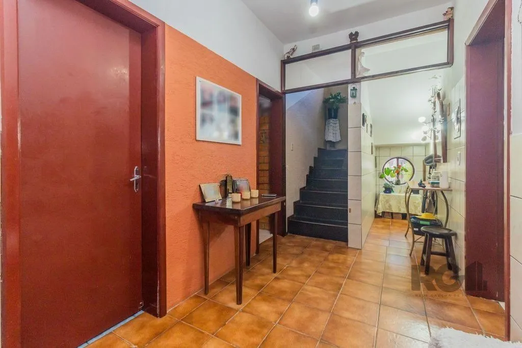 Imagem Sobrado de 215m² - 4 dormitórios, 5 vagas no bairro Passo das Pedras
