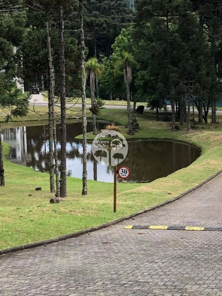Vende-se terreno residencial de 806,75m2, localizado em Gramado