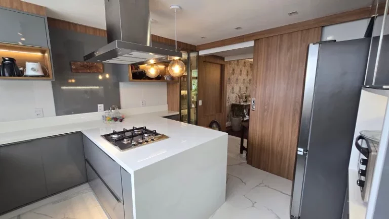 Imagem A 5ª Avenida Imóveis, selecionou esse exclusivo apartamento de 3/4 para você morar com muito charme no bairro mais tradicional de Salvador: A Graça