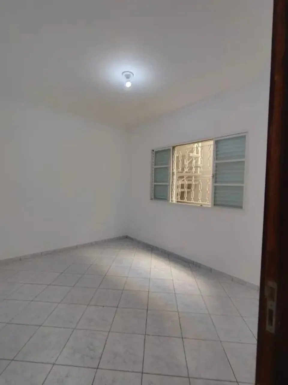 Imagem Casa Comercial à Venda em Sorocaba-SP, Jardim Pacaembu: 2 Quartos, 1 Sala, 2 Banheiros, 2 Vagas de Garagem!