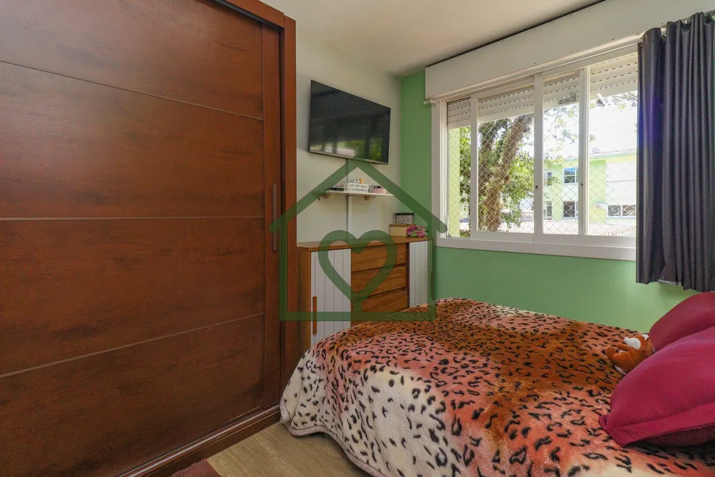 Imagem Apartamento no bairro Camaquã com 61m2 privativos, localizado a um lance de escada, composto por do...