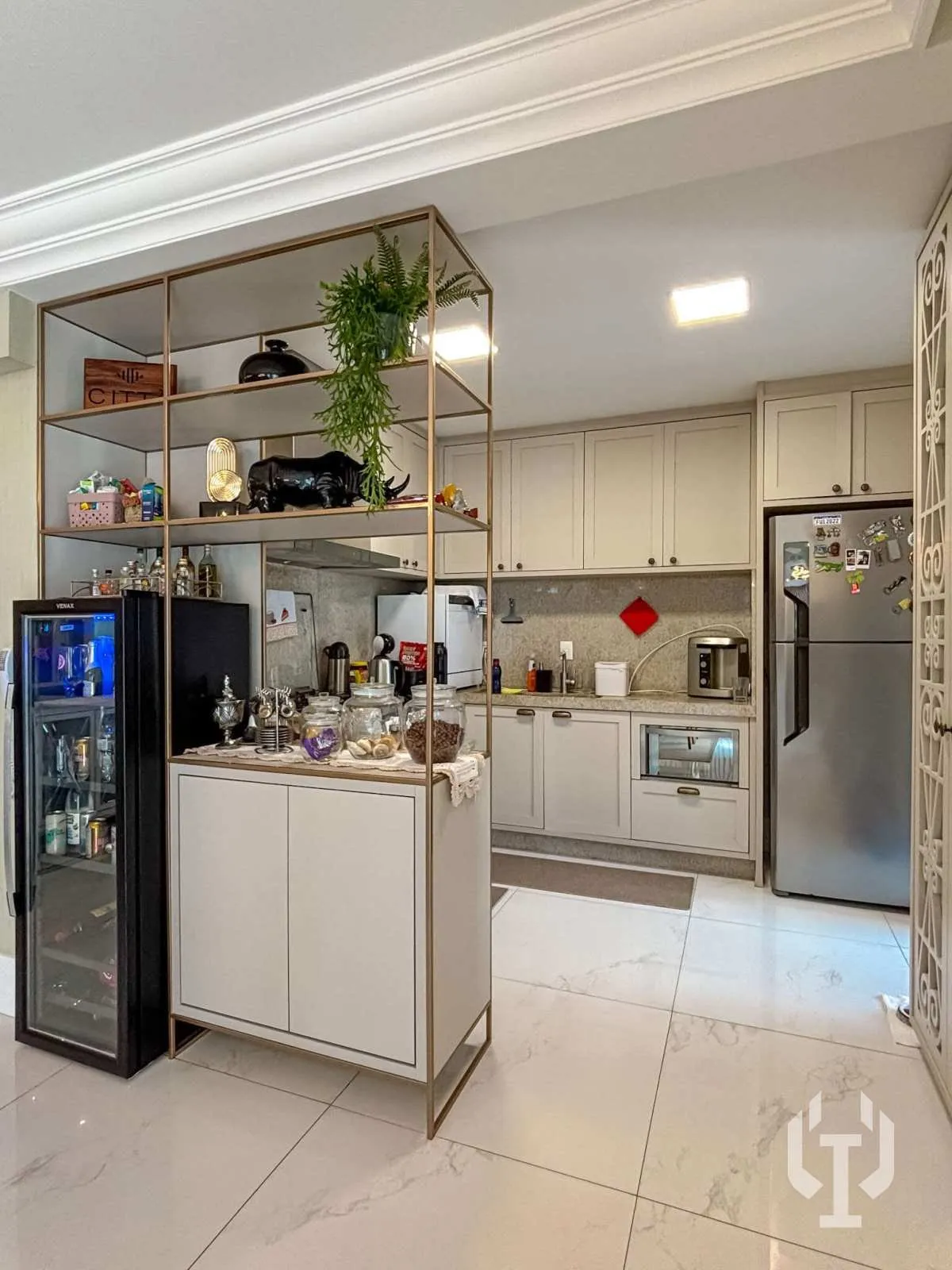 Imagem Apartamento de 4 suítes na quadra do mar em Meia Praia