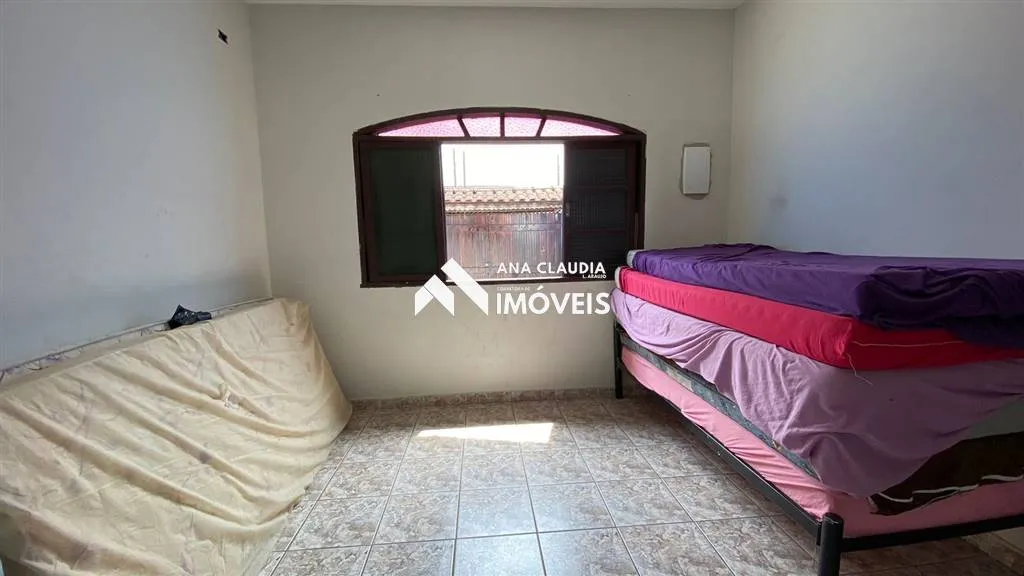 Imagem Casa na praia de Mongaguá a venda, 80 metros da Marginal.