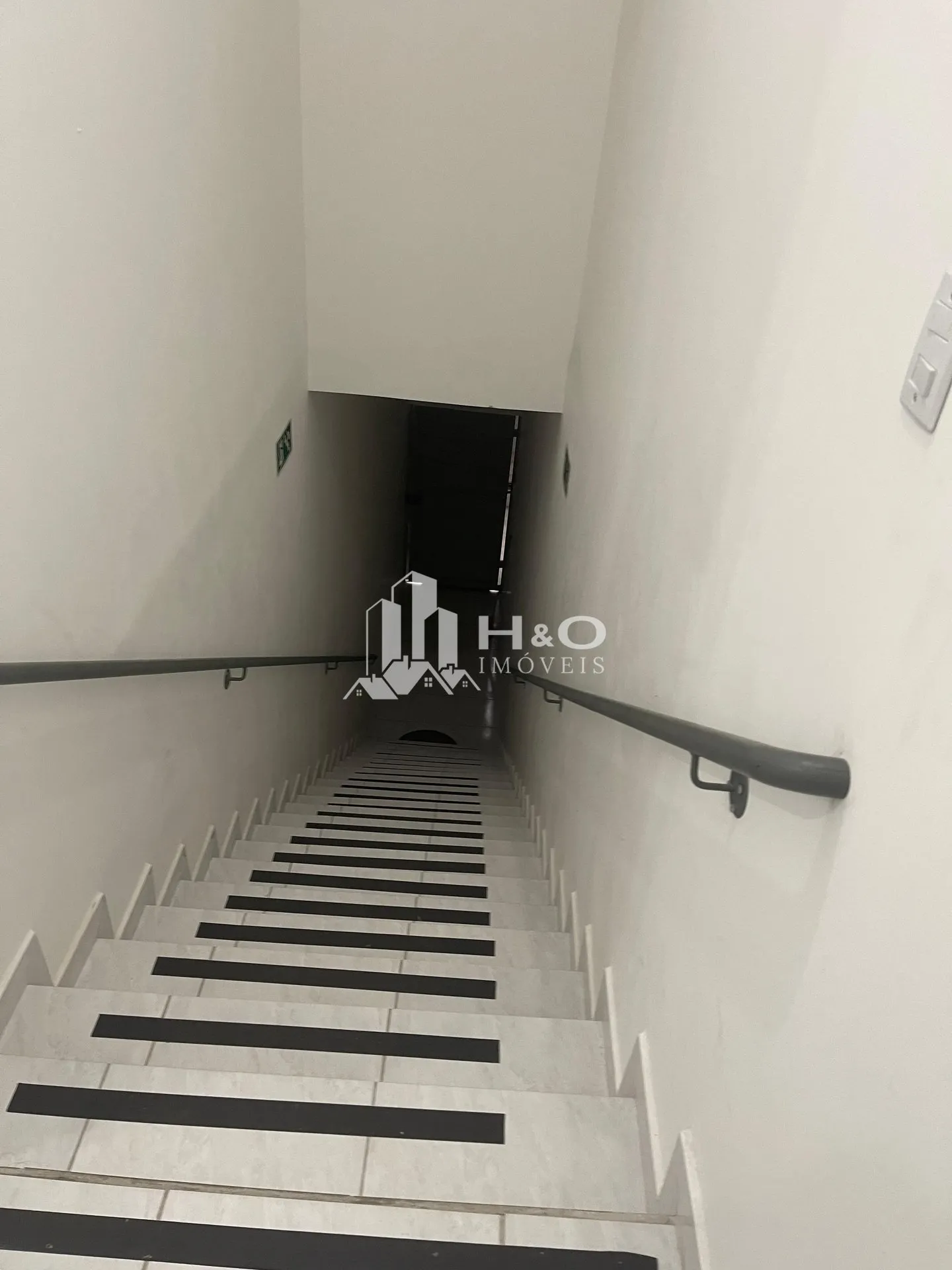 Imagem Salas Comercial Locação na Av. dos Latinos - 24m² | Região Comercial Ampla !