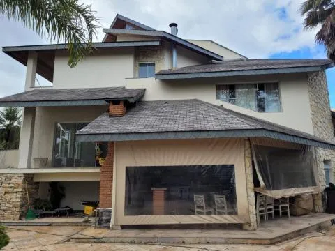 Imagem VENDA SOBRADO CONDOMÍNIO ARUJÁZINHO 5, Excelente imóvel, com A/T 634m² A/C 587m² distribuídos em 04 suítes sendo 01 máster com hidro. CONSULTE-NOS.