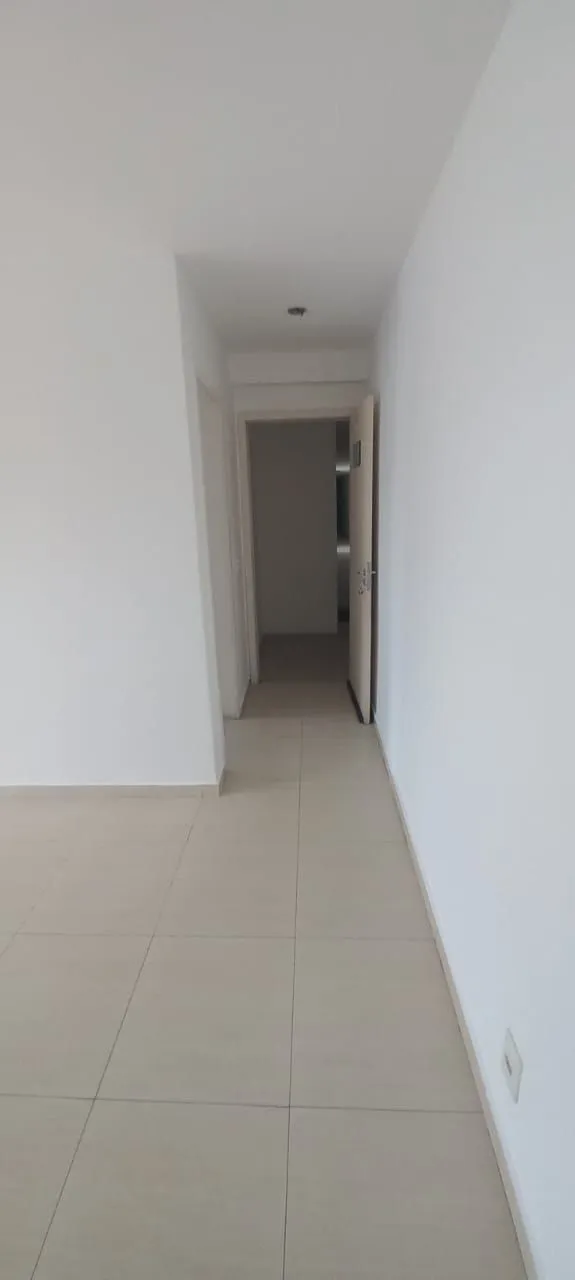 Imagem Apartamento à venda, no condomínio Reserva Anáua todo com piso porcelanato e armário na cozinha