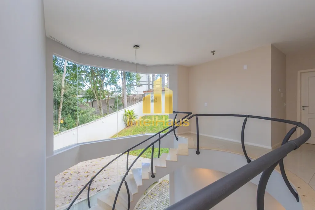 Imagem Esta residência de 487 m² no Campo Comprido é uma oportunidade estratégica para quem busca ampli...