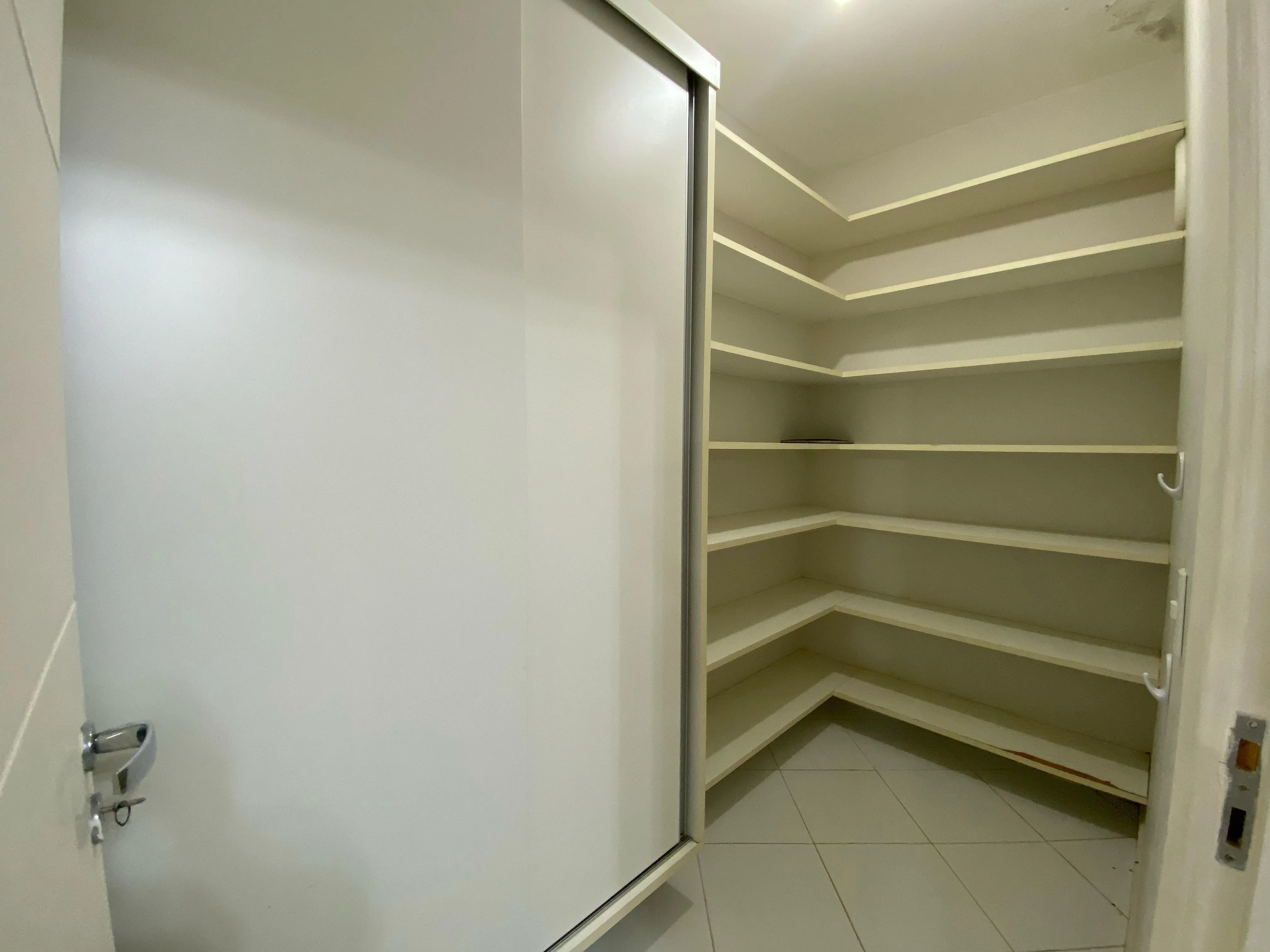 Imagem Exclusivo sobrado de alto padrão no Residencial Saint Charbel à 15min. do Parque Campolim e Shopping Iguatemi