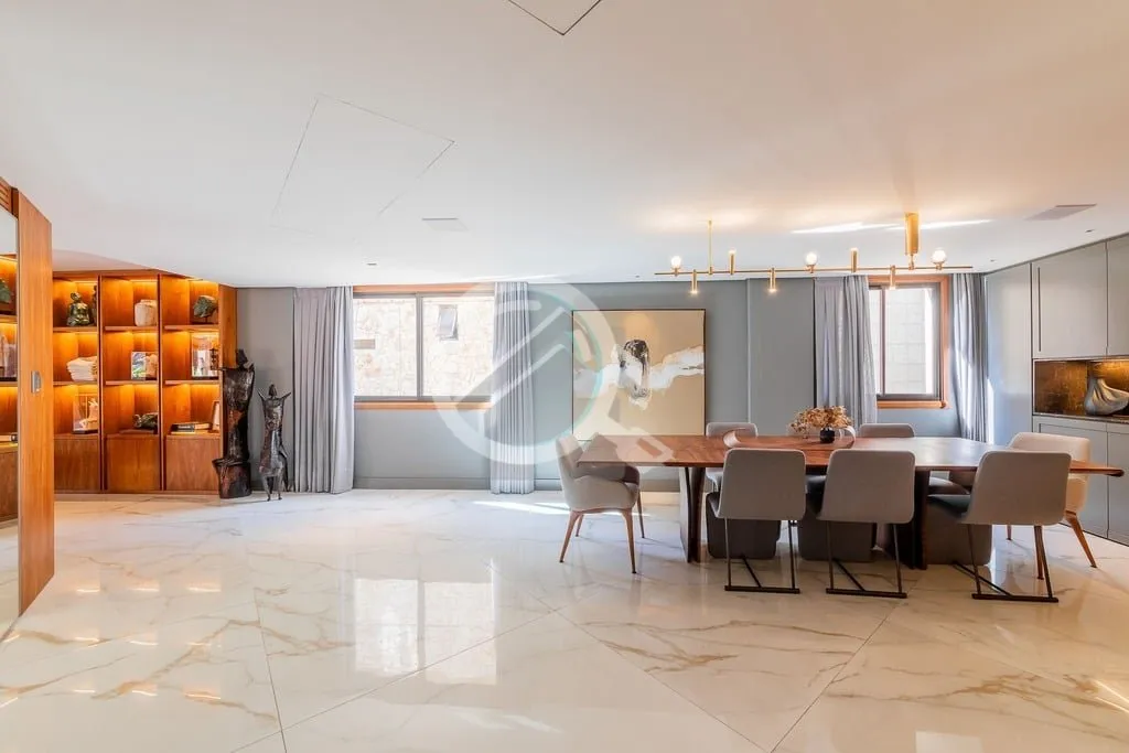 Imagem Apartamento com 405 m² de área privativa, 4 suítes transformadas em 3, TOTALMENTE REFORMADO, com ...
