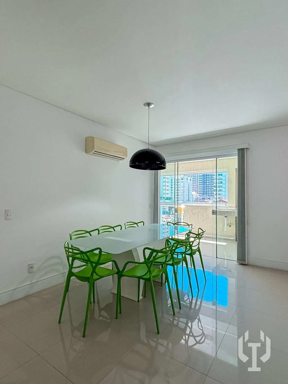 Imagem Apartamento com 3 dormitórios e 2 vagas de garagem em Meia Praia