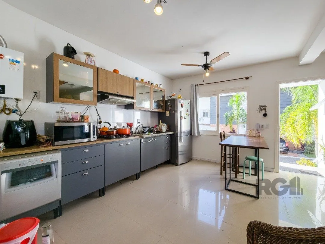 Imagem Living em dois ambientes com cozinha americana, lavabo, pátio, lavanderia. o3 dormitórios sendo 01 suíte, banheiro social e sótão. Duas vagas de garagem.