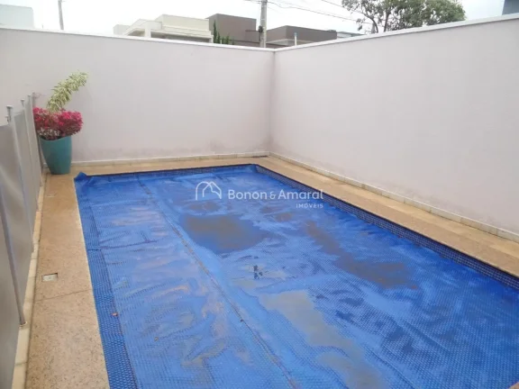 Imagem Excelente casa em condomínio, térrea e com terreno diferenciado (342 m²). 
Muito bem construída ...