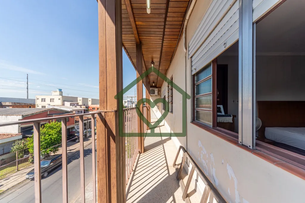Imagem Casa Residencial com 3 pavimentos no bairro Sarandi com 290m² distribuída da seguinte maneira: 2 l...