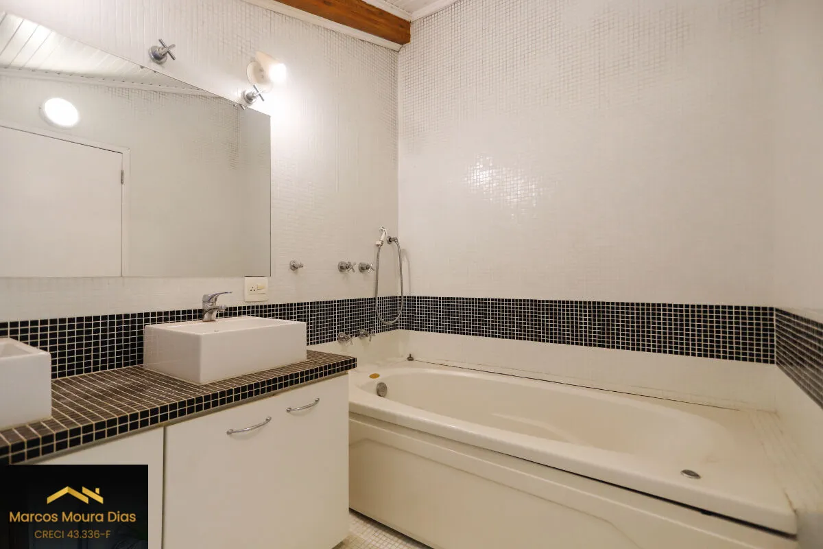Imagem Casa no Sumaré com 3 Dormitórios ( 1 suíte), 359m² com Piscina, Elevador, Churrasqueira e 6 Vagas de Garagem