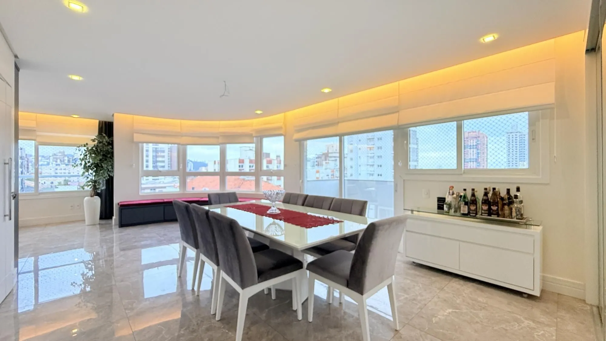 Imagem Excelente apartamento amplo com 2 dormitórios, 2 suítes mais dependência de empregada ou gabinete ou 3º dormitório