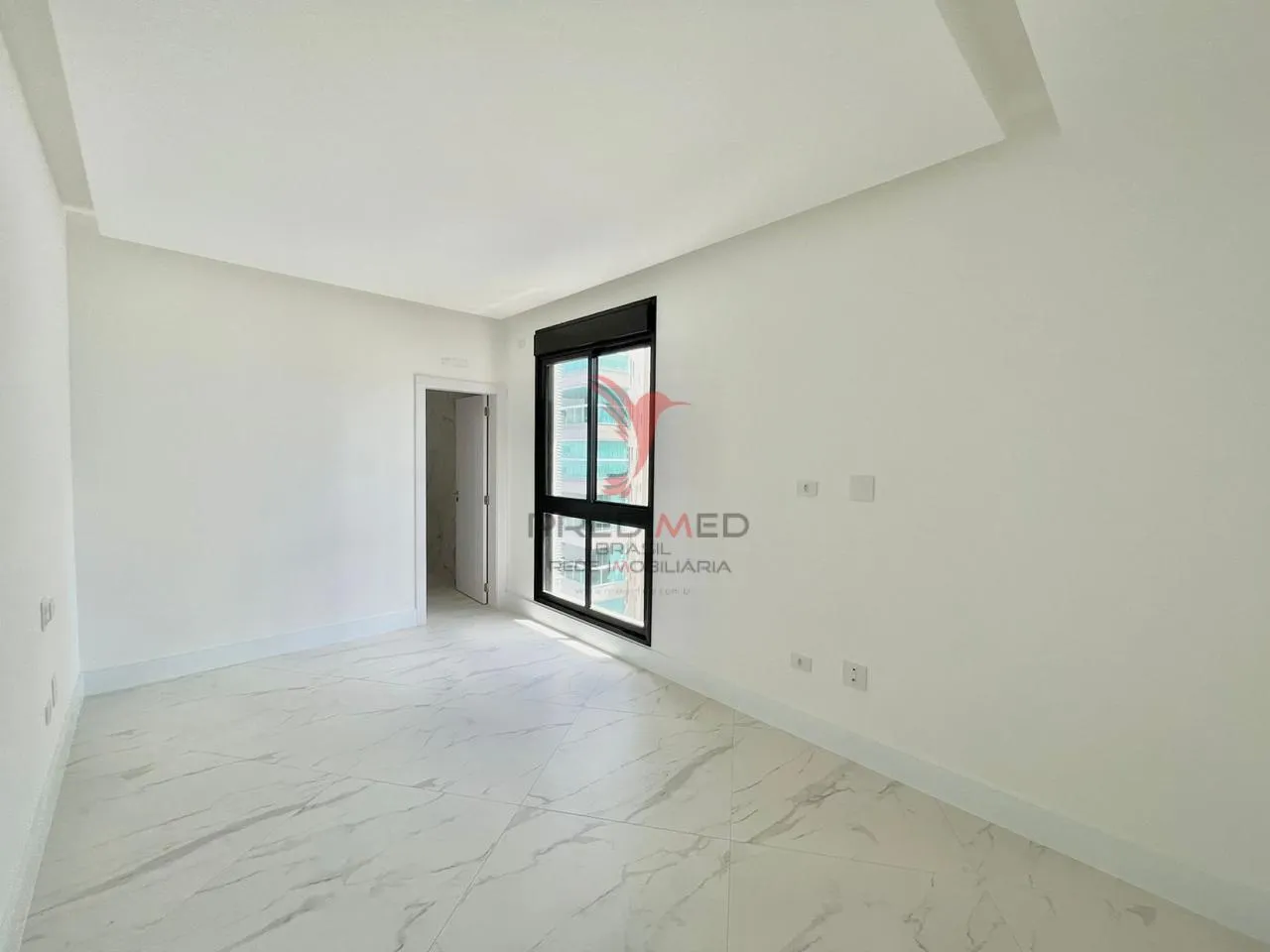 Imagem Pé na areia em Itapema com 4 Suites, living integrado, churrasqueira, 3 vagas ,vista mar