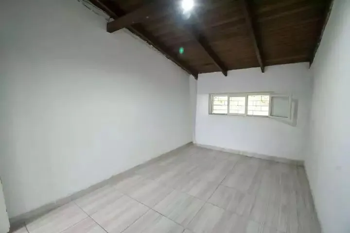 Imagem VENDE - AMPLA CASA RESIDENCIAL COM PISCINA E 5 VAGAS