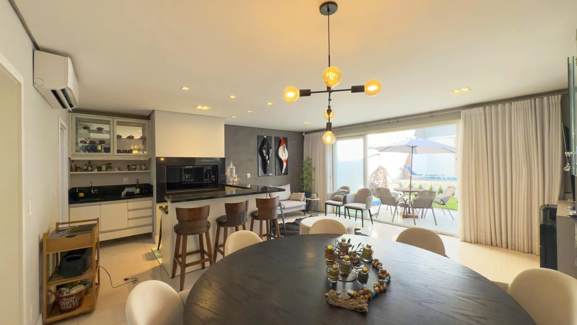 Imagem Casa para Comprar com 4 suítes, 386 m² - Chácara das Pedras - Porto Alegre