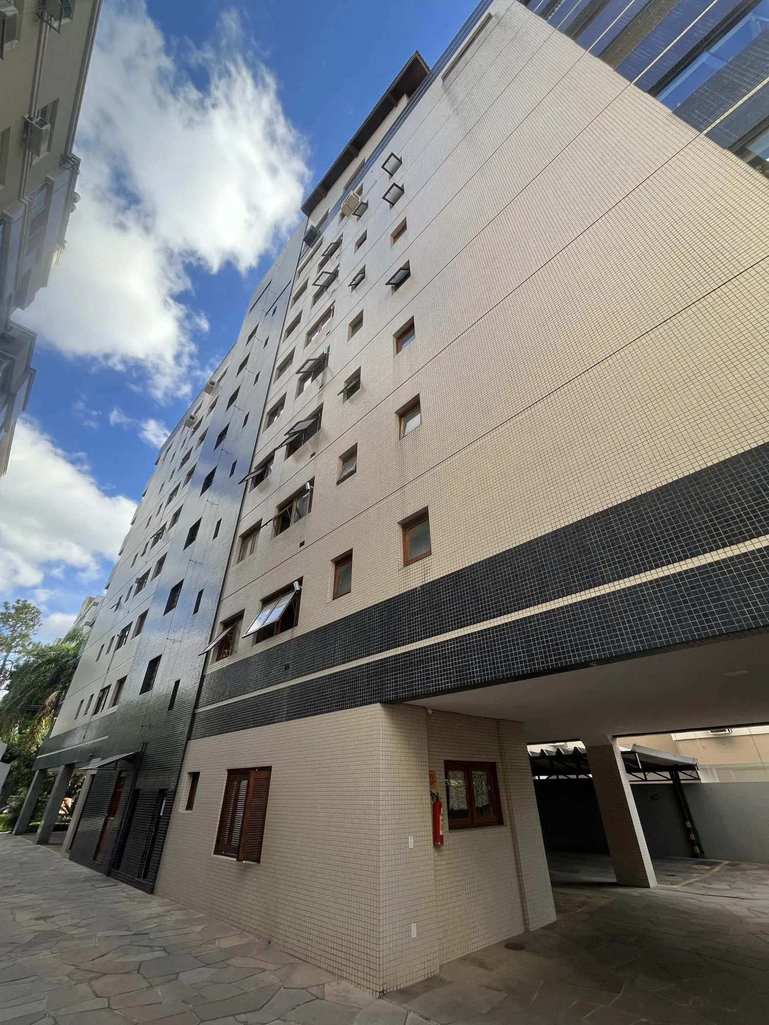 Imagem Apartamento de 3 quartos, suíte e 2 vagas de garagem no bairro Santana em POA