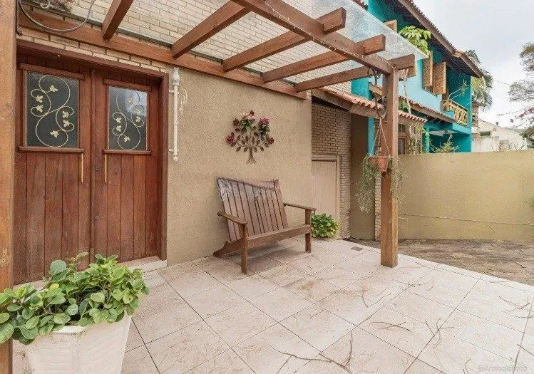 Imagem Casa de 3 dormitórios à venda em Ipanema, Porto Alegre.