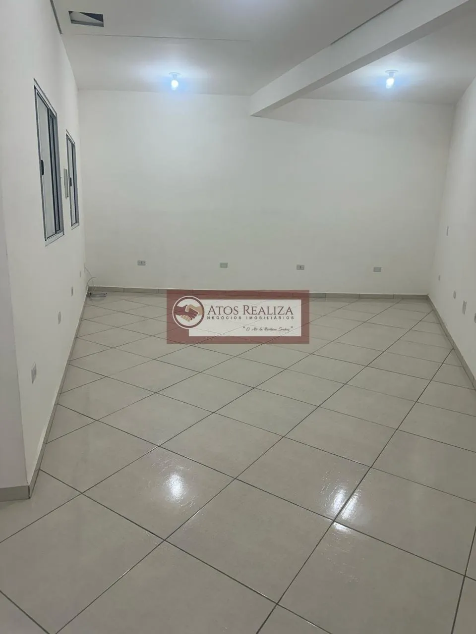 Imagem Aluga Salão Comercial Na Av. Atlântica, 40m² sobre loja, valor da locação R$950,00
