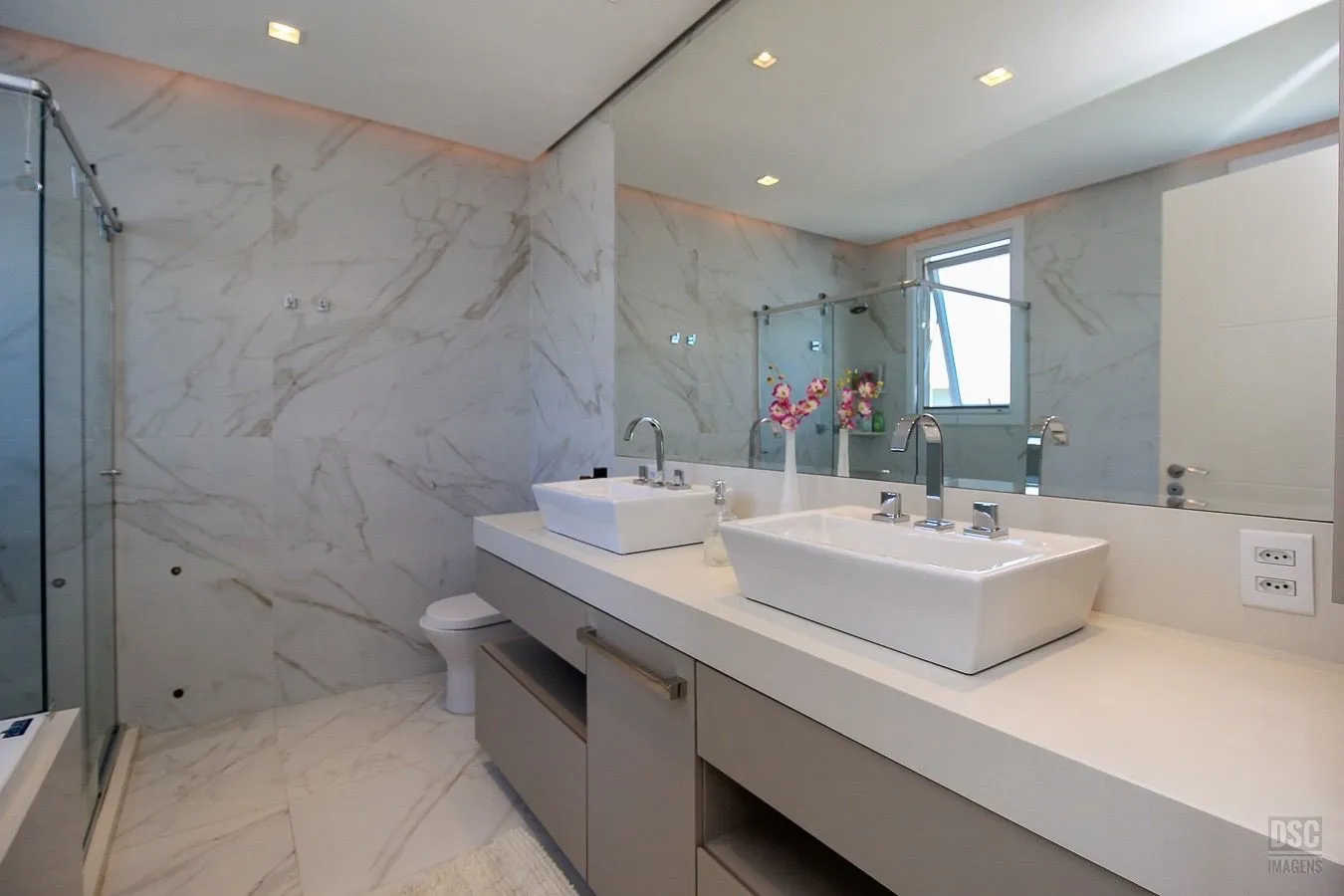 Imagem Casa dos Sonhos em Condomínio Fechado - Conforto, Estilo e Lazer Completo!