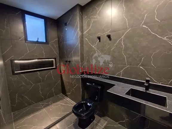 Imagem Casa sobreposta alta à venda com 280m², 3 suites, quadra da praia por R$1.940.000,00 no Embaré em Santos