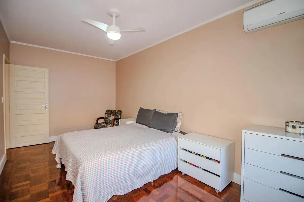 Imagem Casa Reformada com 5 Dormitórios e Amplo Pátio