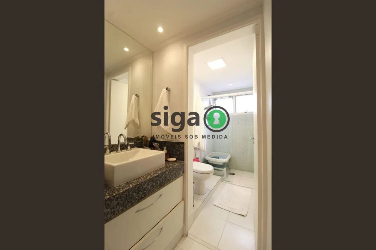 Imagem Apartamento sofisticado em Moema com reforma impecável e 2 vagas fixas.