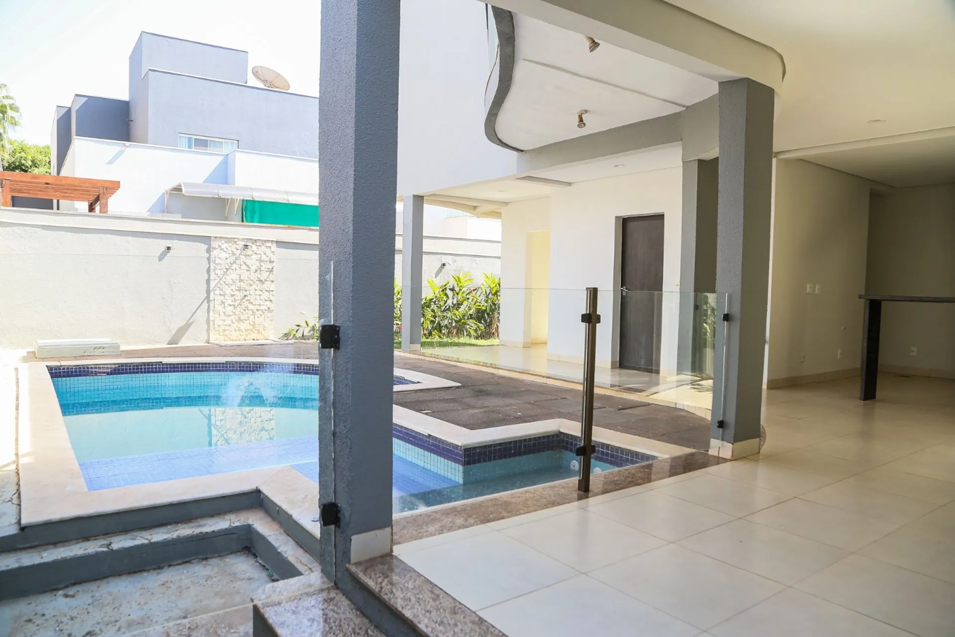 Imagem Sobrado Moderno de Alto Padrão - 5 Qts (2 Suítes), piscina.