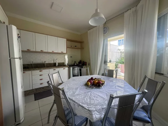 Imagem Casa mobiliada com 3 dormitórios sendo 1 suíte e 2 vagas de garagem no Dom Bosco em Itajaí