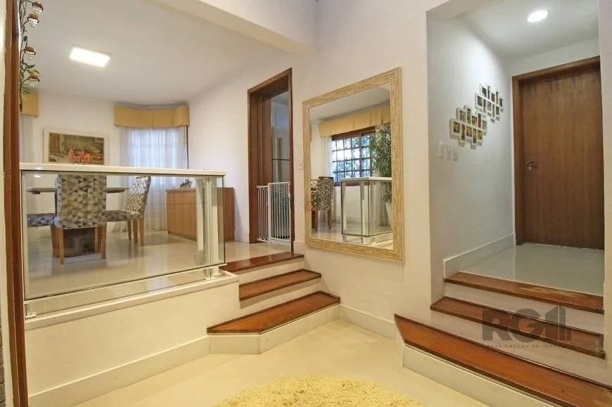 Imagem Casa 245m² - 3 dormitórios, 4 vagas no bairro Cavalhada