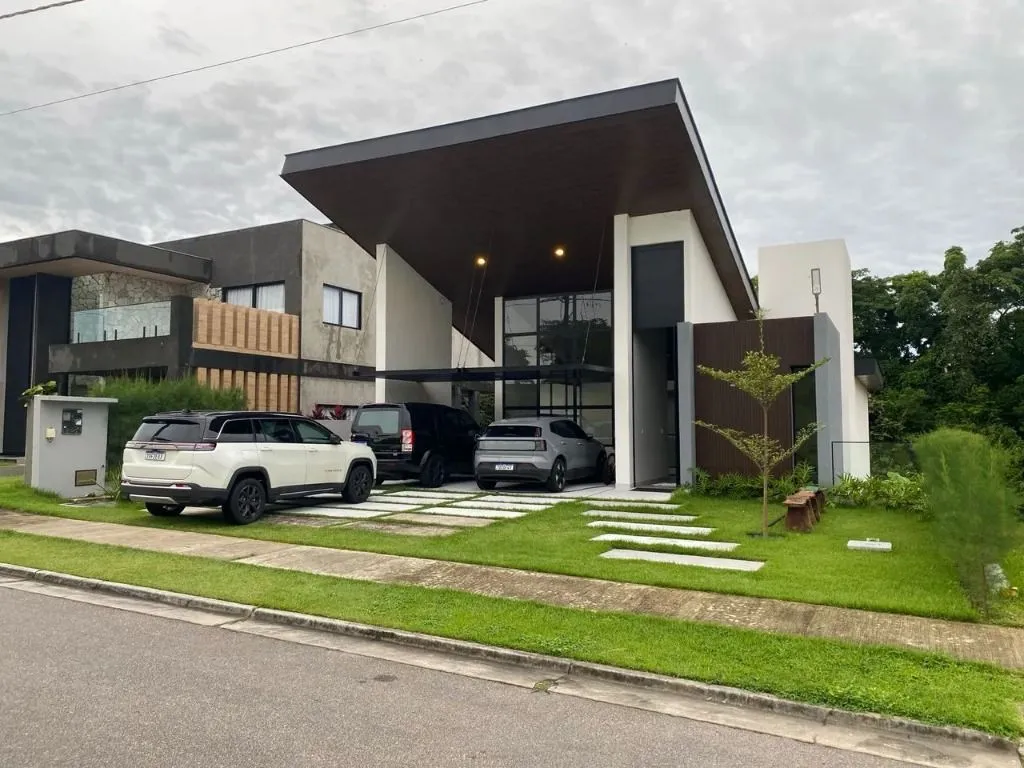 Imagem Casa de luxo no Alphaville Paraíba com 5 suítes, área gourmet integrada, escritório, jardins e lazer completo.