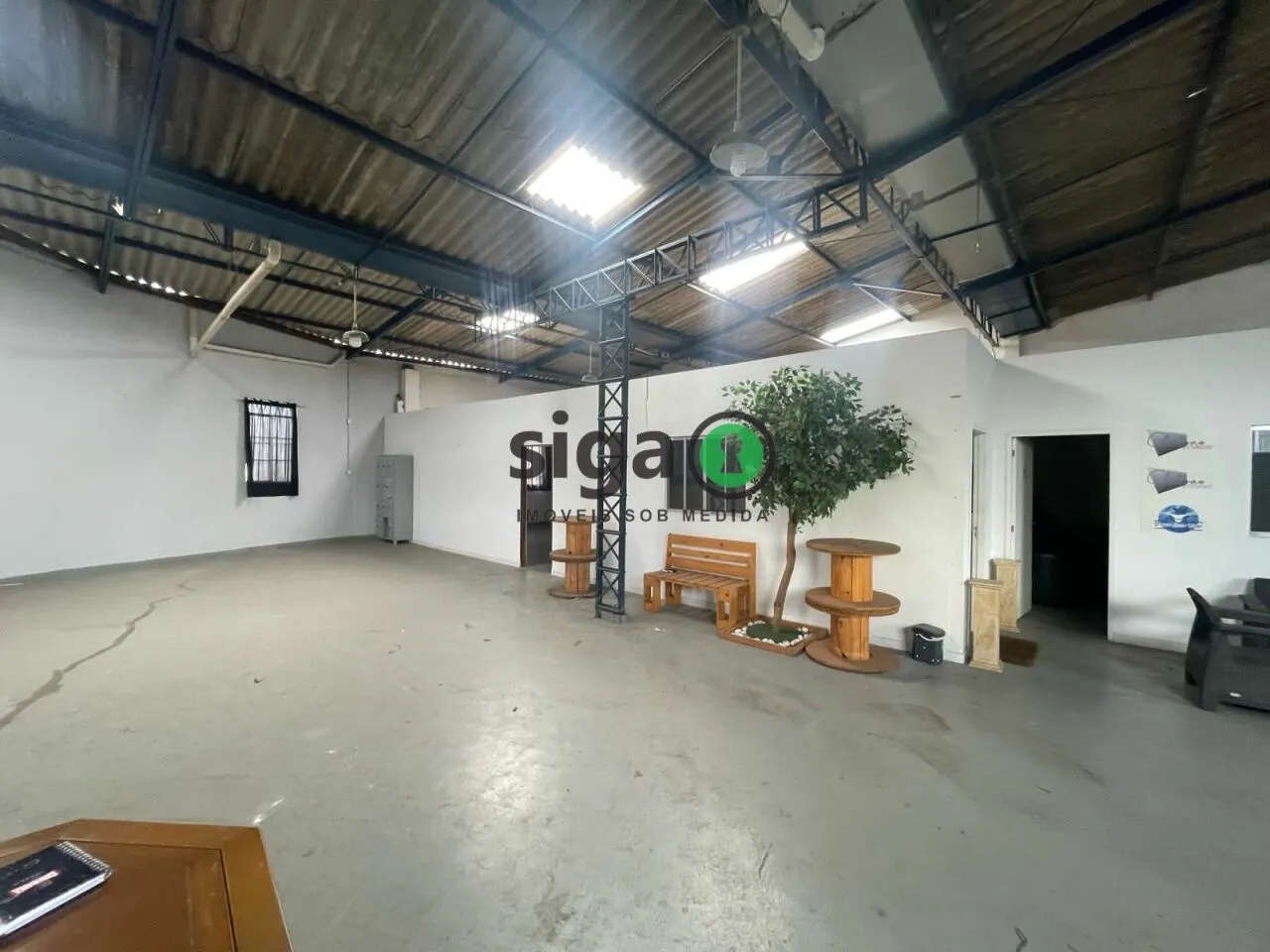 Imagem Galpão/Depósito/Armazém e 4 banheiros à Venda, 830 m²