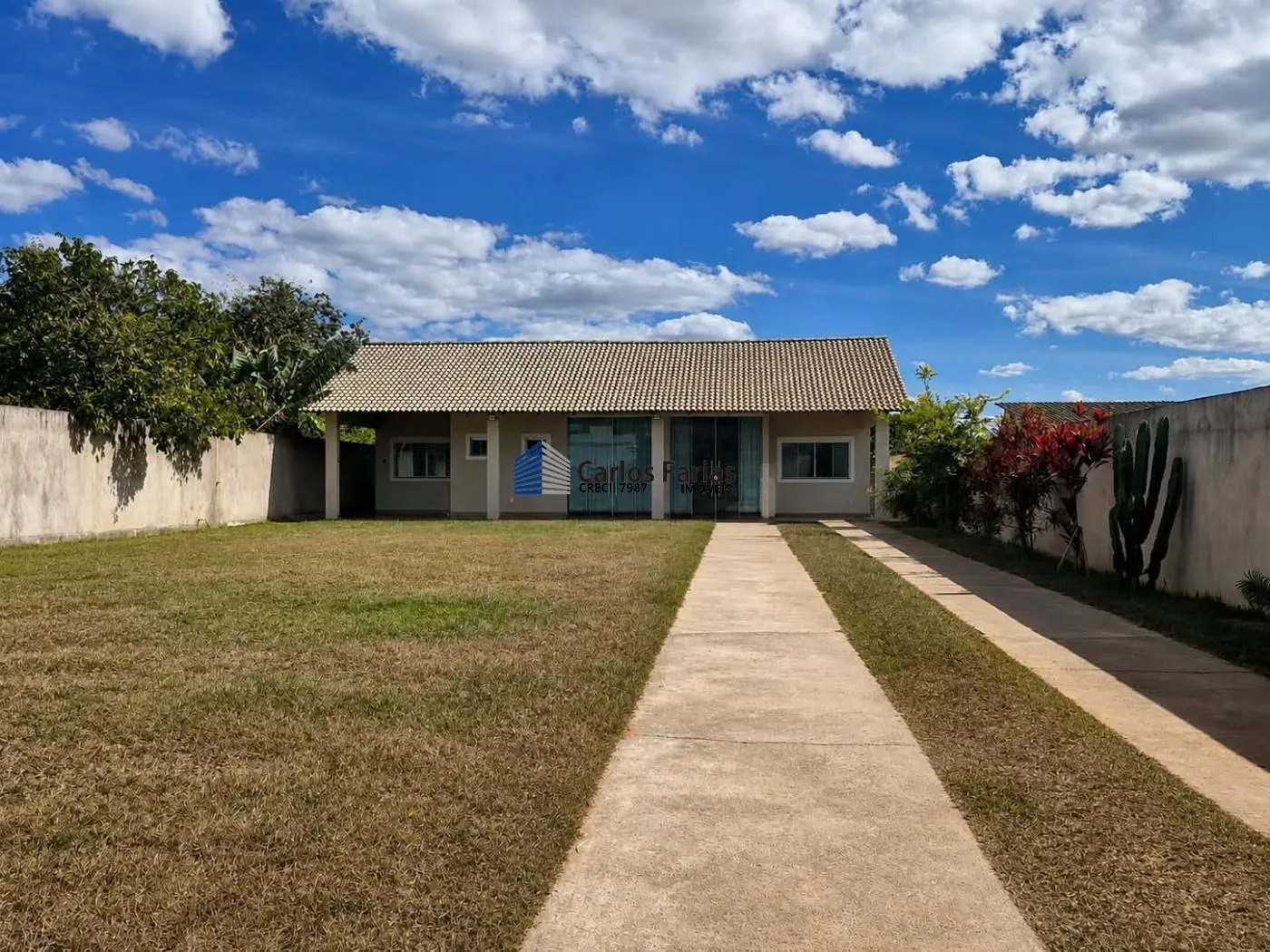 Foto do imóvel Casa em Condomínio para Venda em Brasília, Setor Habitacional Tororó (Jardim Botânico), 2 dormitórios, 1 suíte, 2 banheiros, 2 vagas em Condomínio Residencial Vale das Palmeiras, 018 - Setor Habitacional Tororó (Jardim Botânico), Brasília - DF