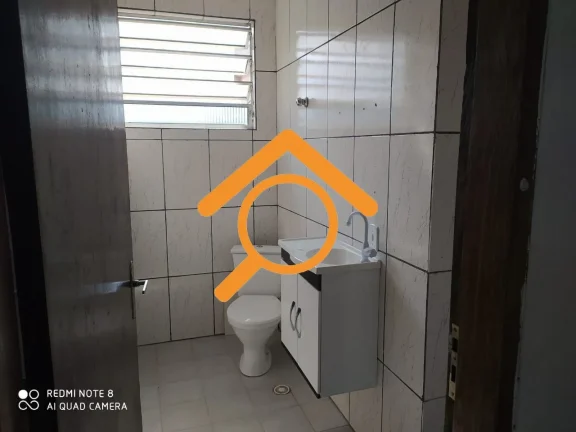 Imagem São 2 casas independentes, cada uma com 3 dormitórios e com 2 vagas de garagem. Próximo a estação de trem Varginha.