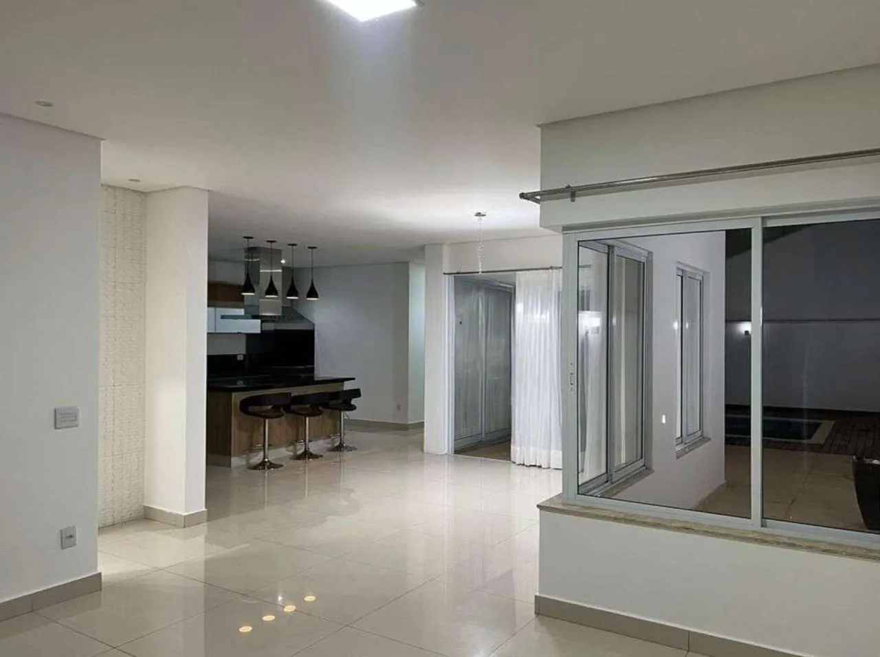 Imagem Excelente oportunidade de locação: Casa em condomínio de 3 quartos, 3 suítes, 4 salas, 4 vagas na cidade de Sorocaba-SP, bairro Iporanga