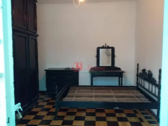 Imagem Na Cidade Baixa, térreo, 3 dormitórios, pátios e 3 vagas.