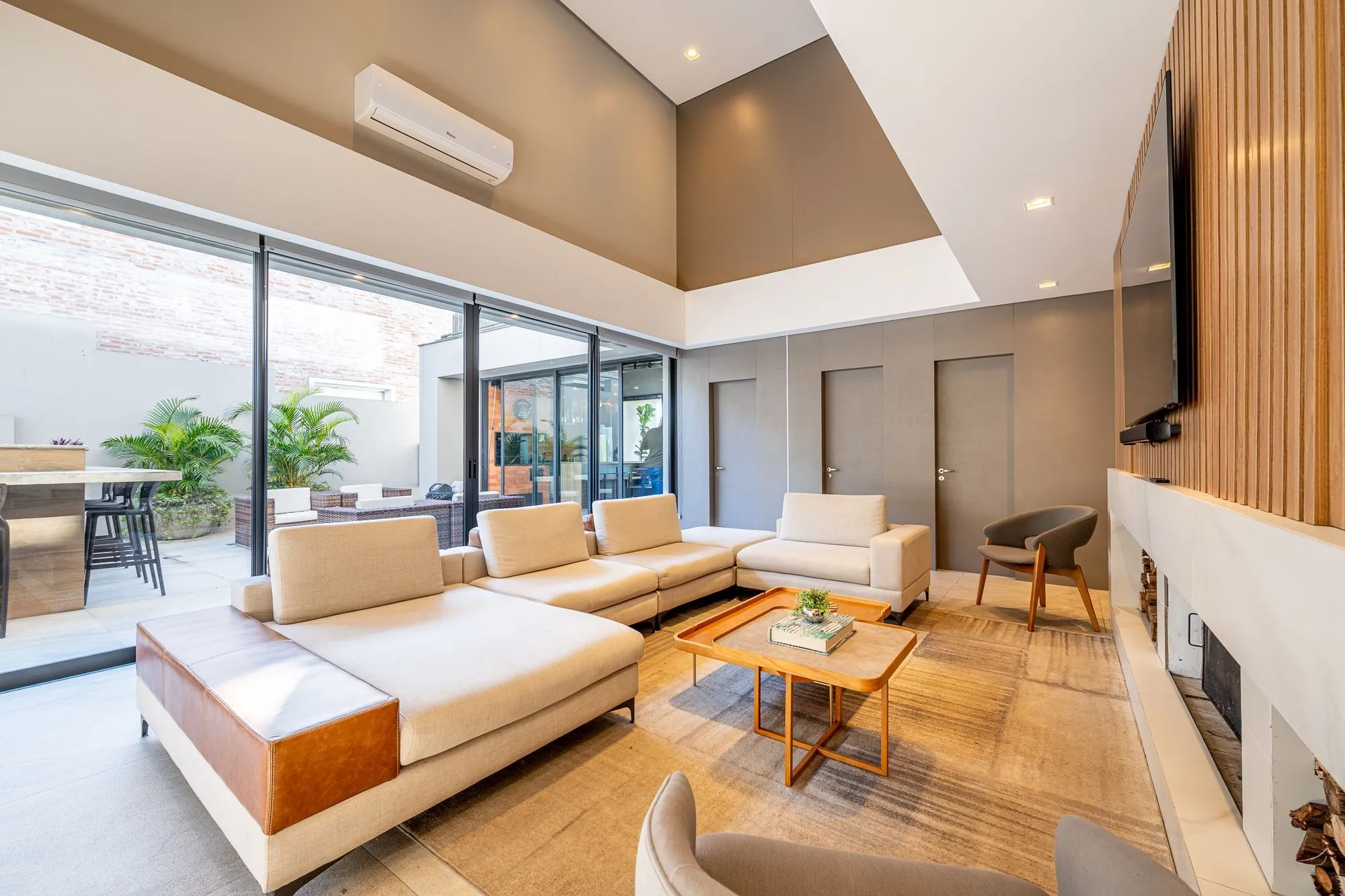 Imagem Casa ampla e aconchegante no Alphaville com piscina e segurança 24h