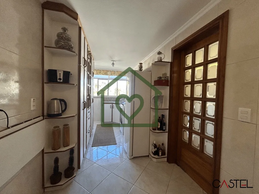Imagem Apartamento reformado e desocupado à venda no bairro Menino Deus, em Porto Alegre. Originalmente co...